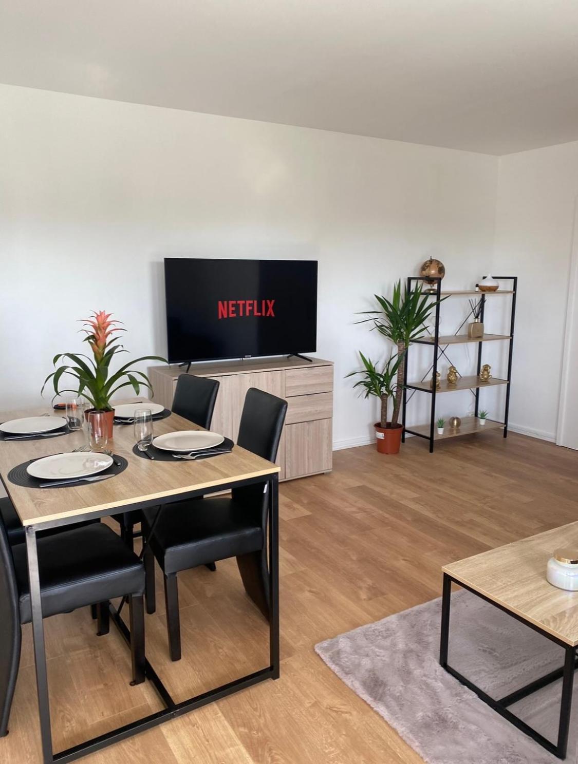 Appartement 59M2 Professionnel Ou Familial Saint Quentin En Yvelines Montigny-le-Bretonneux Exterior photo